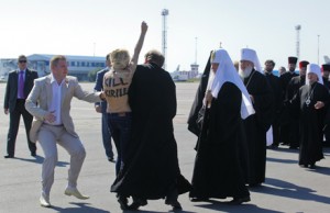 Venit într-o vizită în Ucraina Patriarhul Kirill a fost atacat de o activită a organizaţiei FEMEN.