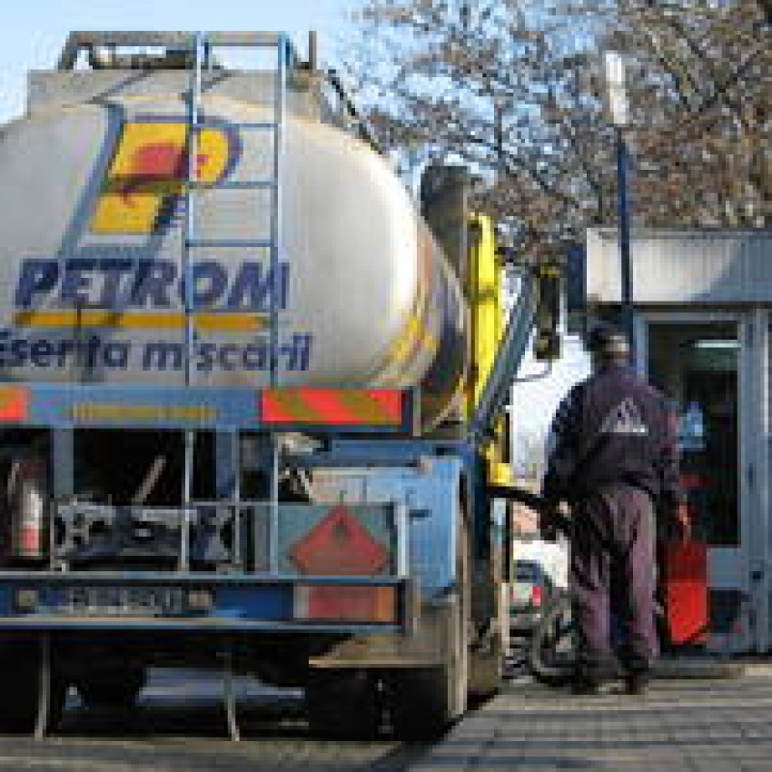 Benzina Standard 95 s-a ieftinit cu 3 bani pe litru