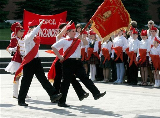 Copiii au avut parte și de un careu solemn. 