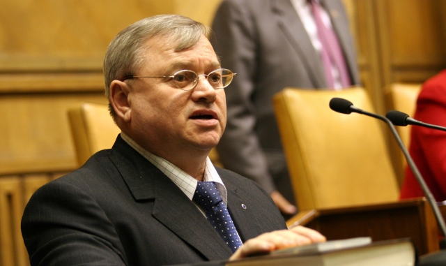 Ilie Ilaşcu este fost deţinut politic, decorat cu cele mai înalte distincţii în dreapta şi în stânga Prutului.