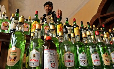 Распространение алкогольной продукции будет запрещено и на автозаправках, а штраф за вождение в нетрезвом виде увеличится в разы. 