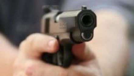 Anterior, AFP a transmis în mod eronat, citând un post de radio israelian, că focuri de armă au fost trase asupra ambasadei, şi nu în incinta acesteia.