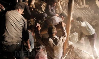 Cutremurele din Iran: Două persoane au fost scoase vii de sub dărâmături (Imagine: Mediafax Foto/AFP)