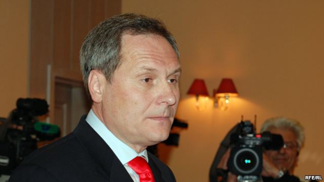 Referindu-se la protestele agricultorilor şi cerinţele acestora, fostul premier a declarat că ”este dreptul lor de a protesta şi nu au decît să o facă, iar cei care stau în spatele acestor proteste au conceptul lor”.