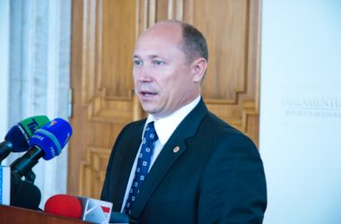 Либерал-демократ добавил, что комиссия может пока осуществлять свою деятельность и без председателя, так как есть его заместители.