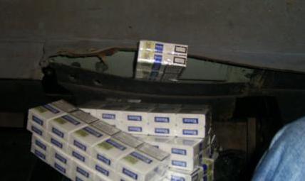 Aceștia au declarat oamenilor legii că au camuflat ţigările pentru a le transporta în Cehia unde urmau a fi comercializate.