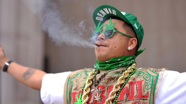 Participanţii au ieşit la iarbă verde, dar nu pentru grătare, ci pentru câteva fumuri şi voie bună.
