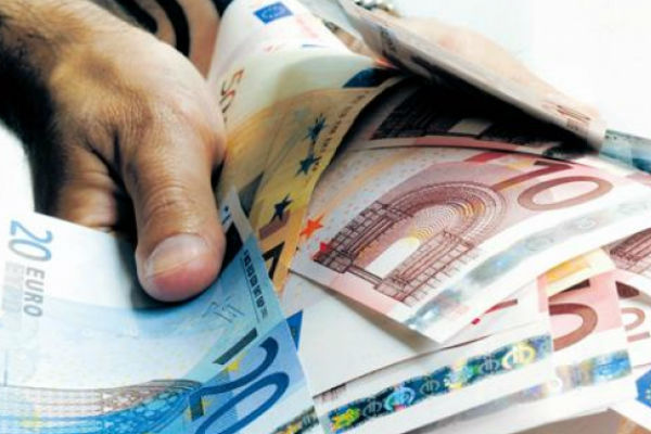 Leul românesc este cotat cu 3 lei şi 53 de bani, iar rubla rusească valorează 39 de bani pentru un leu. Foto: cafeluta.md