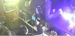 Nemulţumită, tânăra l-a chemat atunci pe fratele ei, luptător profesionist, care era mai „convingător”
