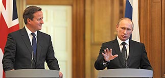 В конце пресс-конференции Путин, по словам автора, раздраженно дожидался, пока британский премьер ответит на последний вопрос.