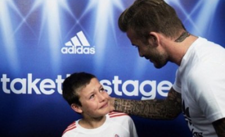 Beckham l-a îmbrăţişat pe Christian, apoi a făcut o poză cu băiatul şi cu mama acestuia.