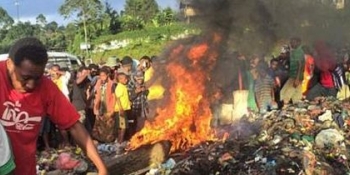 În fine, femeia a fost incendiată în fața a sute de oameni, fără ca poliția sau pompierii să poată interveni.