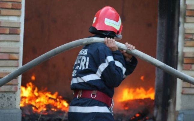 Prima ipoteză luată în calcul de către salvatori este că flăcările s-ar fi extins de la o candelă aprinsă de femeie.