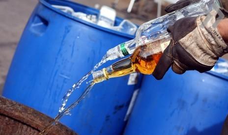 S-a depistat ca alcoolul se transporta în diverse recipiente de plastic cu încălcarea tuturor normelor şi cerinţelor sanitare. Foto: simbol