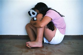 Coșmarul a continuat până în 2009, când mama copilei a aflat despre agresiunea sexuală la care timp de cinci ani a fost supusă fiica sa.