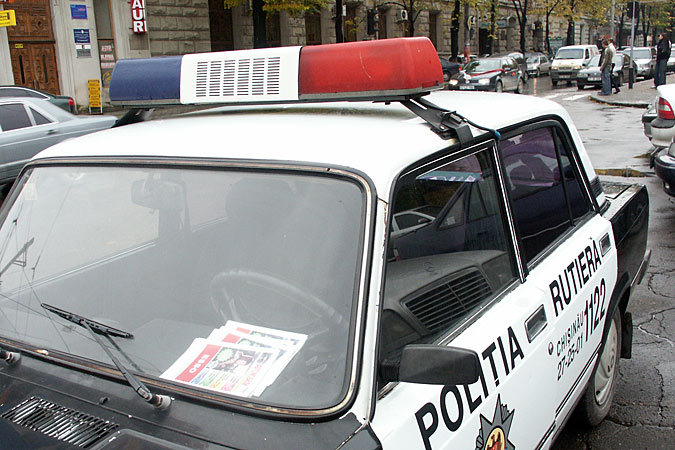 В Вулканештах автомобиль сбил работника полиции, который потребовал у водителя документы.