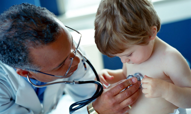 Copiii s-au îmbolnăvit de tuberculoză după ce conducerea instituţiei a angajat un specialist bolnav de TBC. Foto: simbol