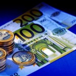 Astfel, prin intermediul unui complice, colaborator al aceleiaşi instituţii, suspectul a mai primit 8000 lei