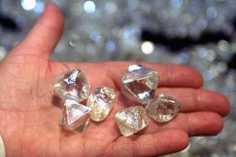 Un bărbat a fost reţinut pe aeroportul din Moscova după ce a încercat să introducă ilegal în ţară 26.000 de diamante. 
