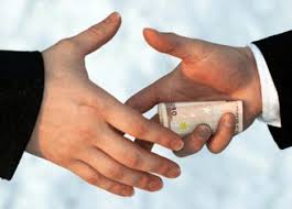Reținerea a avut loc la iesirea din primarie, iar banii au fost găsiți asupra primarului.