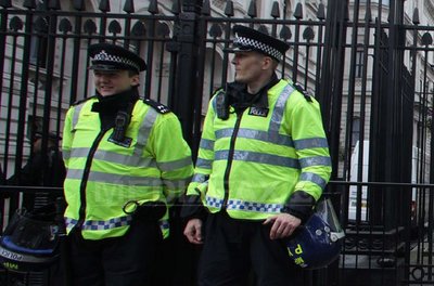 Membrii unui grup de romi români, "Con Air", acuzaţi că îşi bat joc de justiţia britanică (Imagine: Mediafax Foto/AFP)