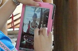 Copiii cu vârste foarte fragede, începând de la 4 ani, au devenit atât de dependenţi de iPad-uri şi de telefoane mobile.