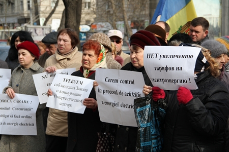 Недовольные возможным повышением тарифа на электроэнергию граждане собрались у здания Совета по конкуренции на митинге протеста, организованном Социал-демократической партией.