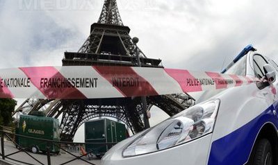 Accesul publicului în Turnul Eiffel a fost interzis timp de peste două ore, marţi, din cauza unui bărbat care, înainte să fie reţinut, a ameninţat că se va arunca în gol.