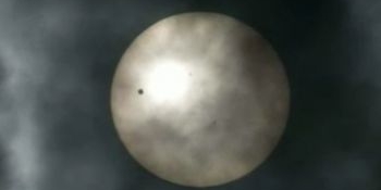 Observatoarele Astronomice au fost luate cu asalt, la fel şi acoperişurile clădirilor, care s-au transformat în puncte de observaţie. 