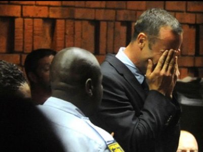 Multiplul campion paralimpic Oscar Pistorius este "un om distrus" şi "în pragul sinuciderii", a declarat pentru BBC un prieten al sportivului.
