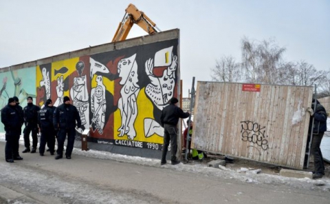 În viitor, edilii locali intenţionează să construiască în locul zidului un pod care va uni cartierele Friedrichshain-Kreuzberg.