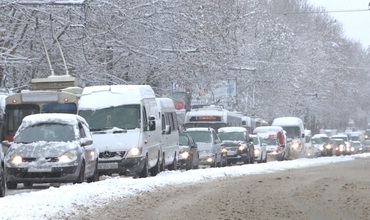 „În România, în astfel de situații drumurile sînt blocate, iar circulația este interzisă pînă cînd acestea nu sînt deszăpezite”, declara atunci Șalaru.