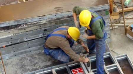  В структуре валютных переводов по итогам II квартала 2012 г. около 39,3% пришлось на долю доллара, 37,9% - евро, 22,8% - российского рубля.