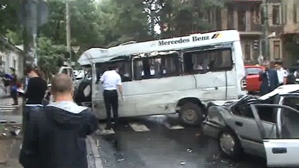 В результате аварии, водитель маршрутного такси получил тяжелую черепно-мозговую травму.