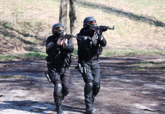 Oamenii legi trebuie să-i avertizeze, în timpul descinderilor, pe cei prezenți să părăsească locul. Foto: adevarul.ro