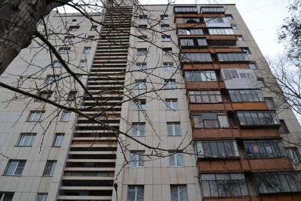 C балкона 9-го этажа жилого дома, упал двухлетний ребенок.