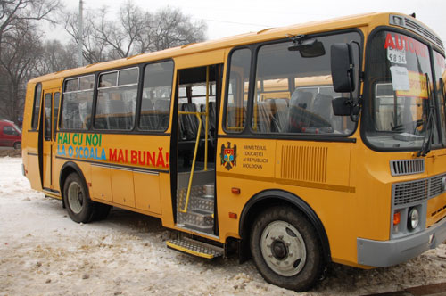 Более 3000 детей из 21 района Молдовы будут ездить в школу на новых автобуса. Фото: edu.md