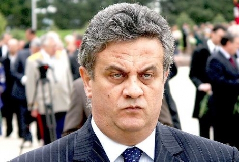 Amintim că săptămâna trecută Voronin menţiona într-o scrisoare adresată premierului Filat despre existenţa tentativelor de a diminua capitalul normativ şi activele a BCA „ Banca de Economii”, precum şi devalorizarea valorilor mobiliare” cu scopul final vădit de a privatiza la un preţ de nimica”.