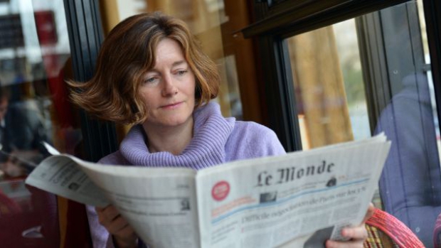 Natalie Nougayrède, o jurnalistă experimentată în vârstă de 46 de ani, care a lucrat până acum pentru departamentul Serviciul internaţional, îi urmează în funcţie lui Erik Izraelewicz, care a murit în noiembrie, în urma unei crize cardiace.
