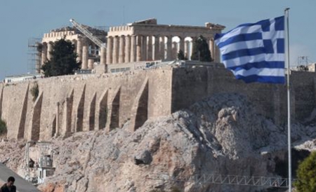  S&P a retrogradat Grecia la începutul lunii decembrie înaintea unui program de răscumpărare de obligaţiuni care a vizat reducerea îndatorării ţării. 