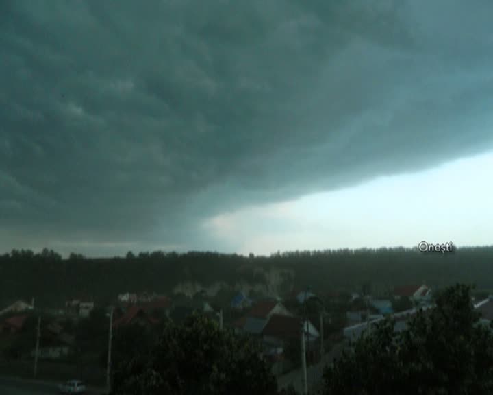 Fenomenele meteo extreme, cum ar fi căderea unor cantităţi importante de precipitaţii într-un timp foarte scurt sau schimbarea bruscă a regimului termic de la o zi la alta, se vor intensifica în anii următori.
