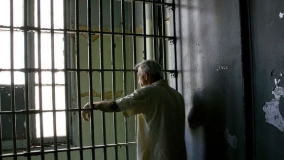 Fiind somaţi verbal de către santinelă, aceștia au cedat doar după trei focuri trase în aer cu arma din dotare.