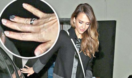 Superba actriţă Jessica Alba, de 31 de ani, a fost surprinsă marţi seara, în Beverly Hills, cu un deget de la mâna dreaptă grav rănit.
