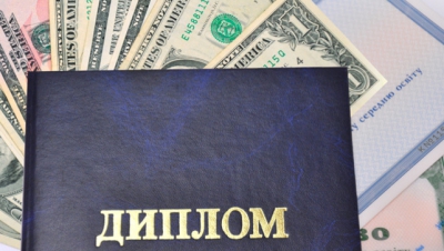 Порядка трети студентов нормально относятся к списыванию на экзаменах, а более 10% считают нормальной, лояльность преподавателей к тем, кто покупает их научные труды. Фото: cit.ua