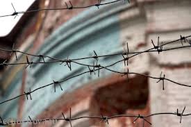 Один из работников пенитенциария пытался пронести запрещенные предметы на территорию тюрьмы. Фото: echokirova.ru