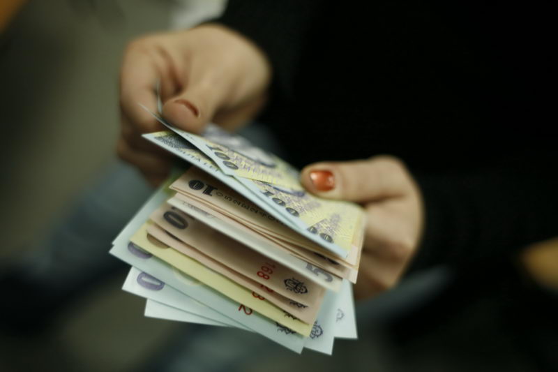 Cele mai mari salarii minime pe economie sunt achitate în Luxemburg – 75605 ruble, Belgia – 60583 ruble şi Olanda – 59276 ruble ruseşti. 