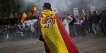 Ca toţi funcţionarii spanioli, poliţiştii suportă din plin politica de austeritate pusă în aplicare de Guvernul de dreapta al lui Mariano Rajoy, pentru a redresa finanţele ţării.