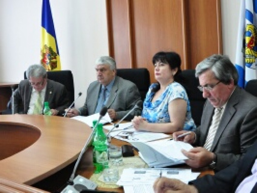  Aici sunt anagajate mai puține persoane decât norma calculată în raport cu numărul de copii care sunt în instituții.