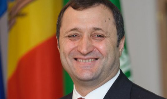Vlad Filat, are pe lîngă cele 31 de voturi ale fracţiunii PLDM în Parlamentul R. Moldova, încă alte trei. 