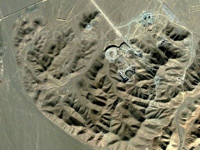 Iranul ar fi descoperit un dispozitiv de spionaj camuflat într-o rocă la instalaţia nucleară Fordo (Imagine: Mediafax Foto/AFP)